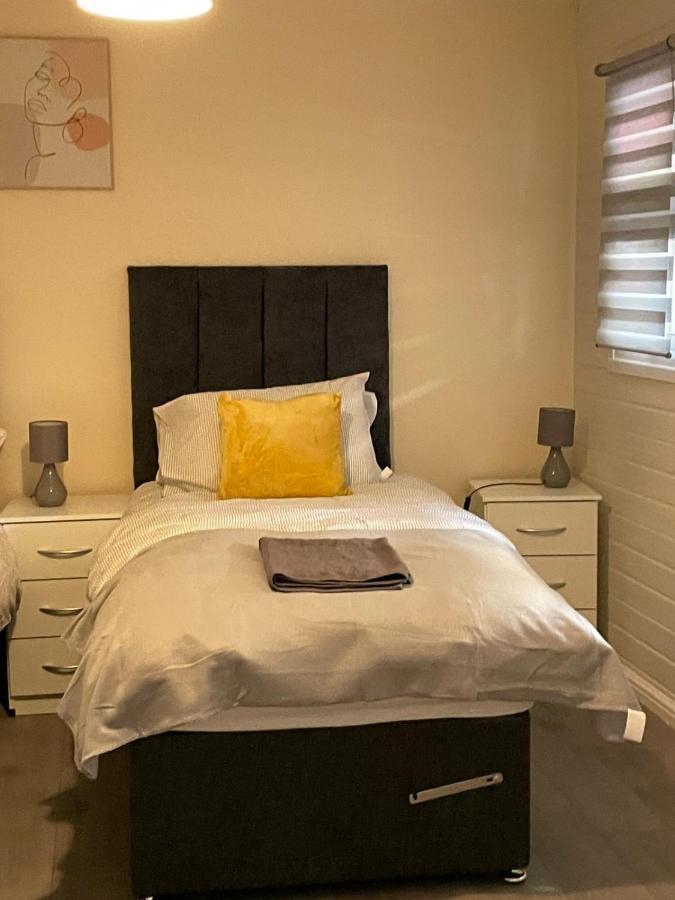 Lewisham Contractors' Haven: Spacious 3-Bedroom with Parking & Wi-Fi London Exterior photo
